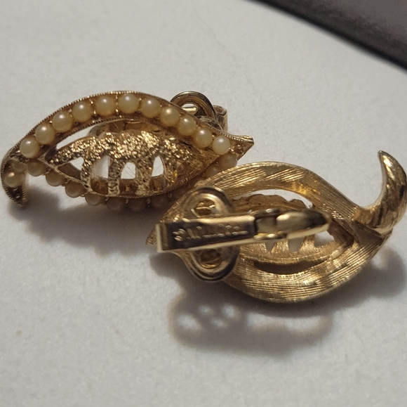 Vintage Clip-on Earring Set of 3 - Tradition and Monet 🍍 - Picture 7 of 7